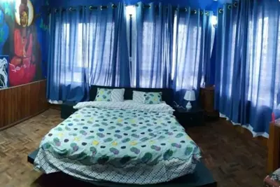 Image de I chambre avec salon et balcon