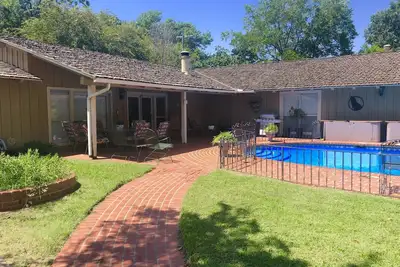 Image de Superbe Guest House au bord de la piscine - Morningside historique
