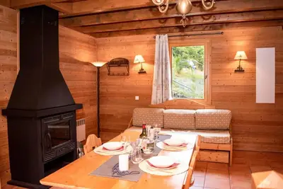 Image de Chalet, wifi, Rez-de-chaussée, terrasse, cheminée ou poêle à bois, parking, télévision, casier à ski