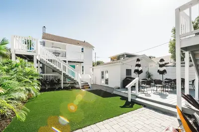 Image de Grand bungalow historique près du centre-ville pour 14 personnes