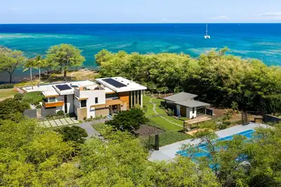 Image de Brand New Beachfront Resort Home 2 acres avec piscine, tennis, volley-ball, plus