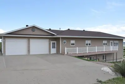 Image de 5 chambres / 3. 5 salles de bain pouvant accueillir jusqu'à 17 I-90 faciles on / off Chamberlain / Oacoma