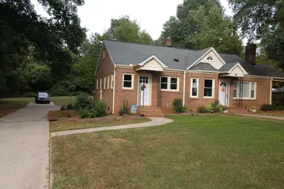 Image de Nouvelle inscription - Maison entièrement rénovée avec de nouveaux meubles.