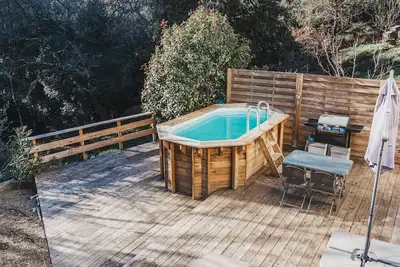 Image de Gîte Cocooning avec Balnéo 2 places, piscine privée et terrasse bois