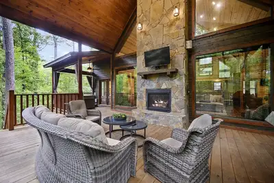 Image de Nouveau \"Agape Creek\" Cabine 1350 pieds carrés 1 lit, 1. 5 salles de bain, w \/ Gameroom & Hot Tub!