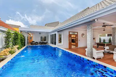 Image de Nouvelle villa privée de 5 chambres avec piscine et piscine et sauna