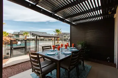 Image de Superbe nouveau bd 3. 5 bh Townhome Poolside avec consoles de jeux Duel, Ping Pong et bien plus encore!