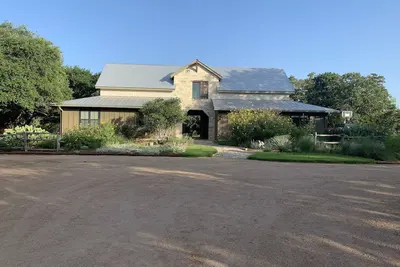 Image de Dog-Trot Home sur 20 acres isolés avec piscine et salle de jeux.