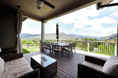 Image de Brand New Custom Home - Vues étonnantes - 3 miles du centre-ville - Central Ac
