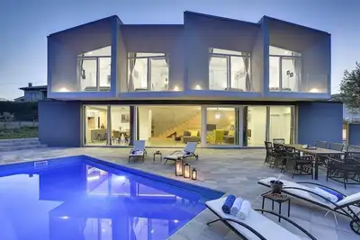 Image de Villa confortable avec piscine privée et vue sur la mer