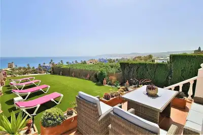 Image de Maison de ville élégante, vue sur la mer et clima, 10 minutes à pied de la plage et piscine