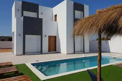 Image de Villa de luxe avec piscine privée sans vis à vis et vue de la plage panoramique