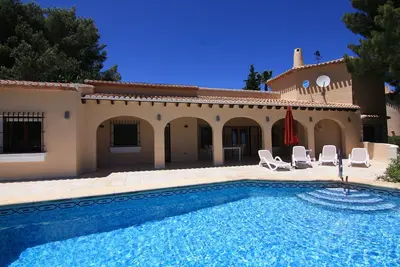 Image de Villa spacieuse avec piscine