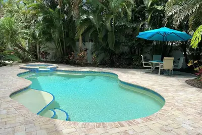 Image de Grande maison unifamiliale - piscine en plein soleil avec spa, wifi gratuit et vélos