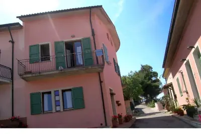 Vue panoramique, élégante et spacieuse, à deux pas du centre, utilisation de la piscine commune à 2 km de la maison