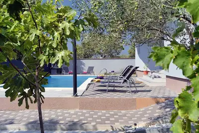 Image de Villa ensoleillée avec piscine privée