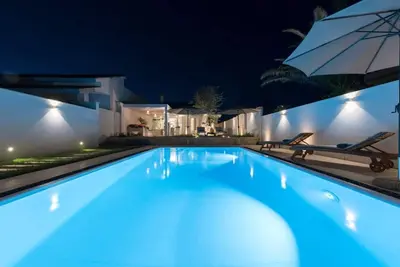 Image de Villa surplombant la plage de sable