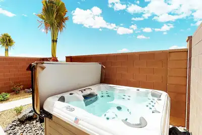 Image de 💸💸 Nouveau Taux Bas $ Back Terrain ARGENTÉ Avec Piscine PRIVÉE - Puits De Feu + Ping Pong