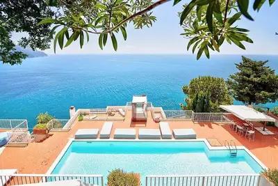 Image de Villa Milena: Une splendide et lumineuse villa de deux étages située sur la haute côte face à la mer.