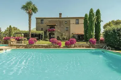 Image de Villa Armenide: Magnifique villa historique du XVIIe siècle sur trois étages située au sommet d'une petite colline.