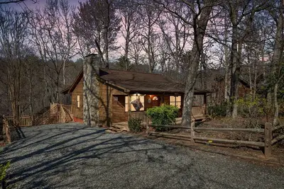 Image de Lake Lure Vacation Cabin - Une escapade en rondins confortable de 2br ~ Lac Mirror