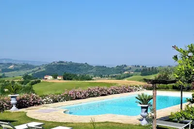Villa Gilia C: Un appartement caractéristique et accueillant faisant partie d'une villa de deux étages entourée de verdure.