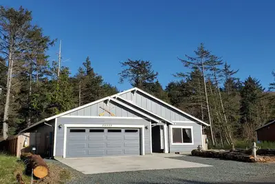 Image de Maison neuve et adaptée aux chiens près de la plage avec barbecue et terrasse privés!