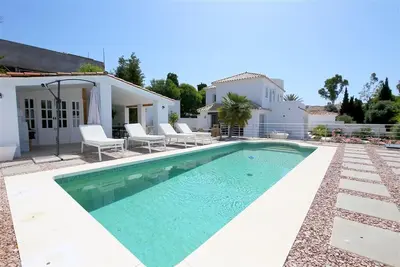 Image de Villa familiale moderne avec piscine, Wifi et climatisation, Courte distance de la plage, proche de