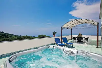 Image de Villa Max: Une splendide villa historique sur trois étages face au soleil et à la mer.