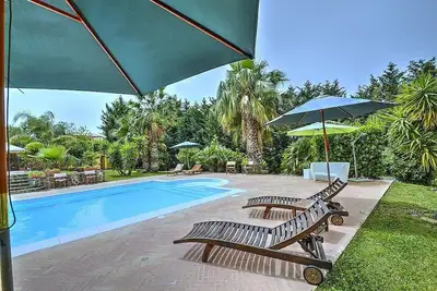 Image de Casa Turchino C: Un appartement confortable qui fait partie d'une villa située dans une position tranquille.
