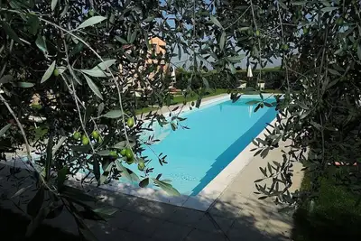 Image de Casa Flora I: Un appartement caractéristique et accueillant qui fait partie d'une villa entourée de verdure.
