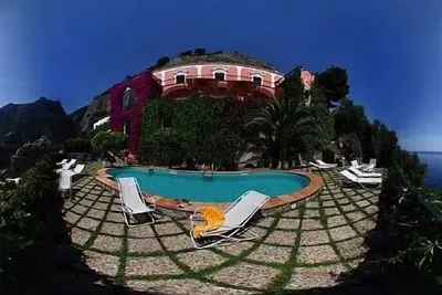 Image de Villa Chimera: Une splendide villa historique face au soleil et à la mer.