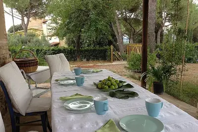 Image de Casa Ciccio: Une maison indépendante caractéristique et accueillante de deux étages entourée de verdure.