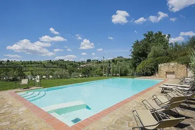 Image de Casa Bonannia C: Un appartement lumineux sur un étage dans le style caractéristique de la campagne toscane.