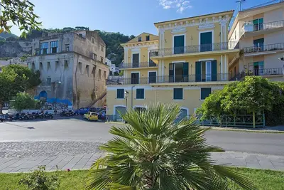 Image de Appartamento Mariuccia G: Un appartement confortable situé à quelques pas de la plage de sable.