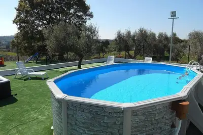 Image de Casa Viola B: Un appartement confortable entouré de verdure.
