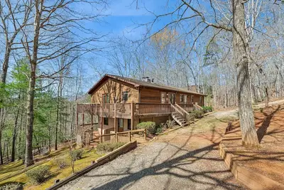 Image de Chalet chaleureux et confortable au bord du lac de Lure, niché dans des arbres de feuillus, maison paisible pour passer votre escapade