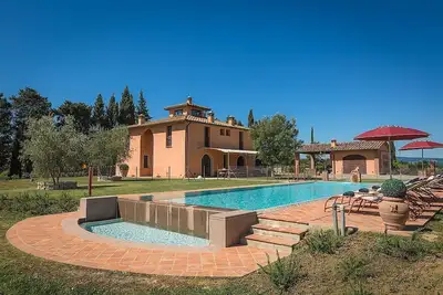 Image de Villa Lirica: Une élégante villa historique entourée de verdure.