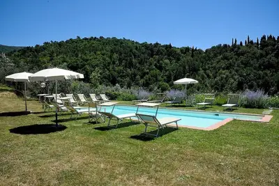 Image de Casa Leggiadra B: Un charmant appartement faisant partie d'une ancienne ferme située au sommet d'une petite colline.