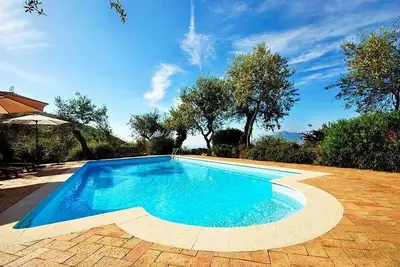Image de Villa Tarcisia: Une charmante villa historique sur trois étages créée à partir d'une ancienne tour de guet.