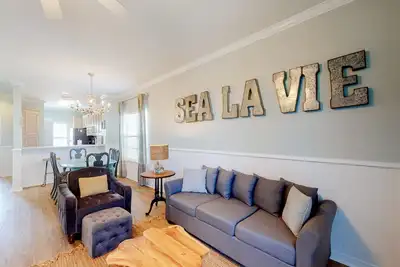 Magnifique condo situé près de la plage avec une cuisine complète et deux piscines partagées!