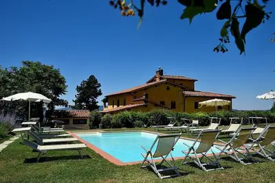 Image de Casa Leggiadra A: Un charmant appartement faisant partie d'une ancienne ferme située au sommet d'une petite colline.