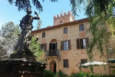 Image de Villa Doralicia A: Une villa historique caractéristique et accueillante de deux étages entourée de verdure.
