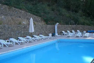 Image de Villa Floriana E: Un appartement élégant et accueillant entouré d'un paysage magnifique.