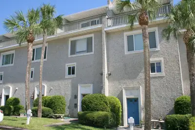 Moins De MOITIÉ Un Bloc À La Plage Avec Vue Mer