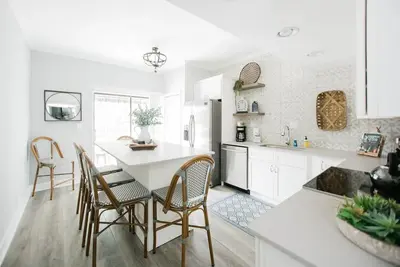 Image de Stay With Lucky Savannah: 2br côtiers rénovés par Forysth Park avec parking!