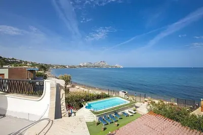 Image de Villa Maristella: Une villa spacieuse de deux étages située directement sur la plage.
