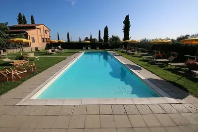 Image de Casa Flora D: Un appartement caractéristique et accueillant qui fait partie d'une villa de deux étages entourée de verdure.