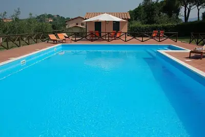 Image de Villa Darmassina Grande: Une splendide et lumineuse villa de deux étages entourée de prairies et de collines verdoyantes.