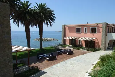 Image de Torre Caleo L Apartment: Un charmant appartement situé directement sur la plage.